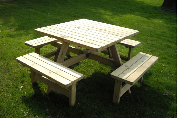 <B>SOLIDE HOUT + VEILIGE AFGERONDE HOEKEN</B>